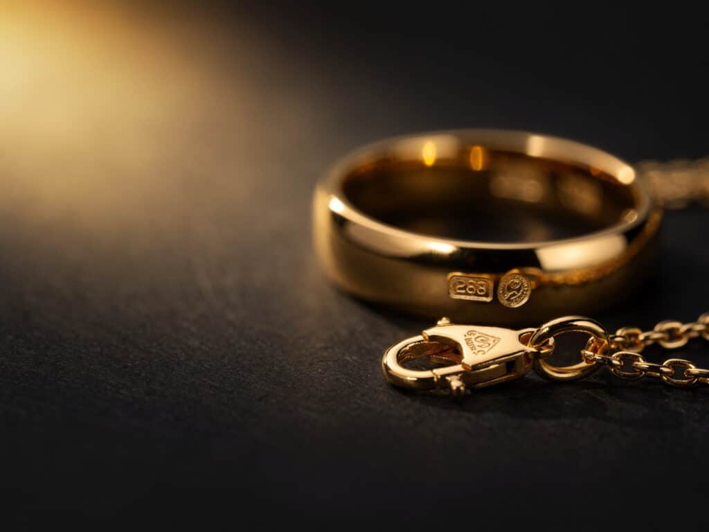Oro 18 Carati: Guida Completa per Riconoscerlo, Valutarlo e Venderlo