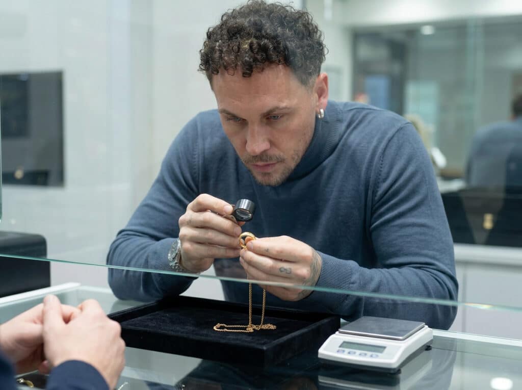 Oro 750 Carati: La Guida Definitiva di Compro Oro D'Oro per Valutare e Riconoscere il Tuo Prezioso