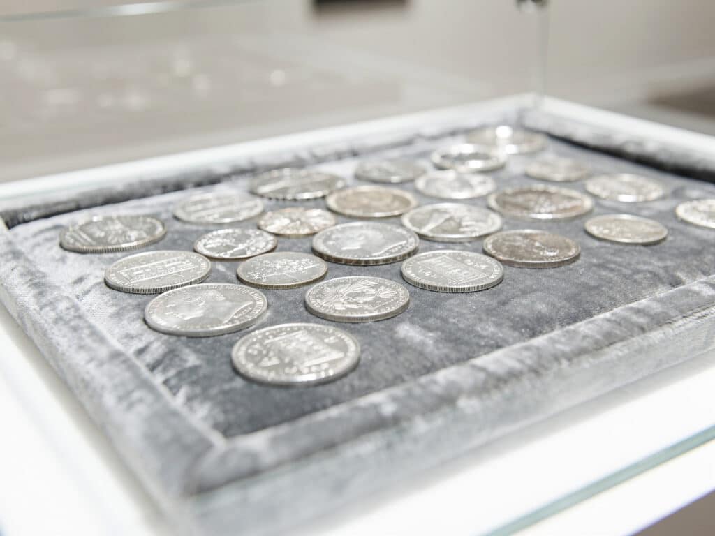 Sterline Argento: Guida Completa all'Investimento e al Collezionismo con Compro Oro D'Oro